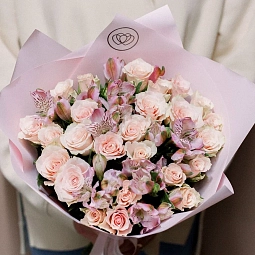 Нежный букет  из 25 розовых роз 40 см (Кения) и 7 розовых альстромерий