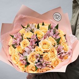 Нежный букет  из 26 кремовых роз 35-40 см (Россия) и 7 розовых альстромерий
