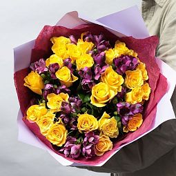 Современный букет  из 26 желтых роз 35-40 см (Россия) и 7 фиолетовыми альстромериями