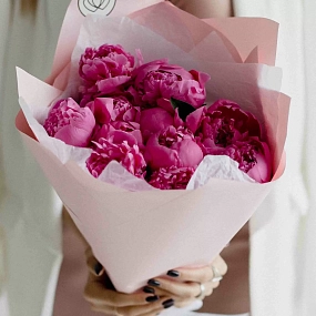 Букет из 11 ярко-розовых пионов Standart Plus в розовой пленке