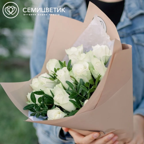 Букет из 15 белых роз 40 см (Кения) с фисташкой в кремовой пленке