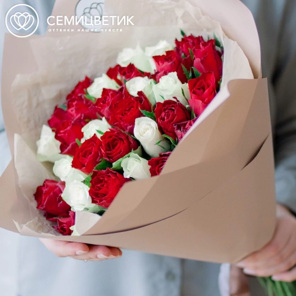 Букет из 35 красных и белых роз 40 см (Кения) в кремовой пленке