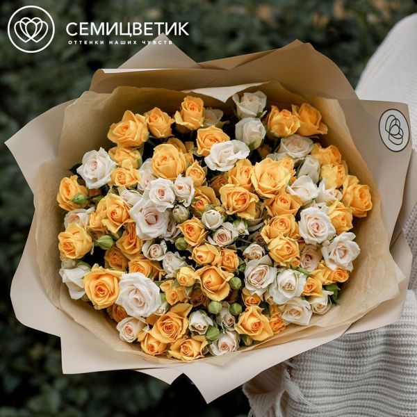 Букет из 25 желтой и кремовой кустовой розы 40 см (Кения) в кремовой пленке