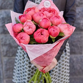 Букет из 11 коралловых пионов Coral Sunset Premium в розовой пленке