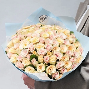 Букет из 101 кремовой и нежно-розовой розы 30 см (Кения) в голубой пленке