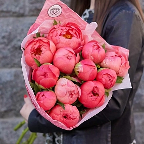 Букет из 11 коралловых пионов Coral Sunset Premium в розовой пленке