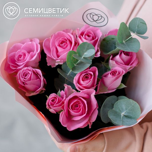 Букет из 9 розовых роз (Кения) 40 см Standart с эвкалиптом