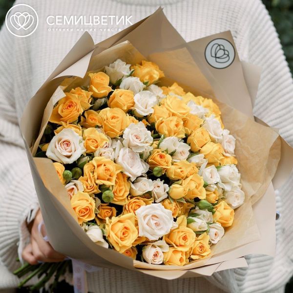 Букет из 25 желтой и кремовой кустовой розы 40 см (Кения) в кремовой пленке