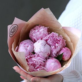 Букет на свадьбу от родителей  из 7 розовых пионов Standart Plus