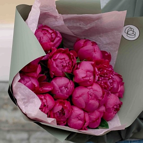 Букет из 15 ярко-розовых пионов Standart Plus в зеленой пленке