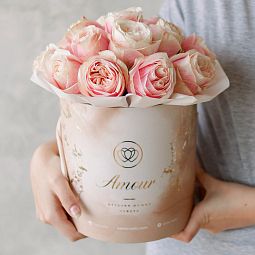 Букет в бежевой шляпной коробке Amour Mini из 17 нежно-розовых пионовидных роз Swan Grace