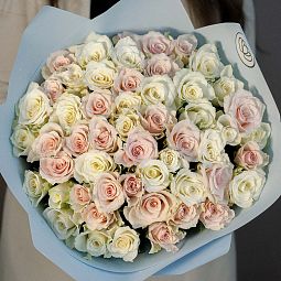 Букет из 51 нежно-розовой и белой розы 30 см (Кения)