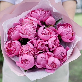 Букет из 15 ярко-розовых пионов Standart в розовой пленке