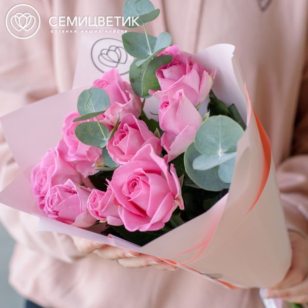 Букет из 9 розовых роз (Кения) 40 см Standart с эвкалиптом