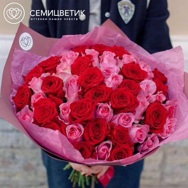 Букет из 51 красных и розовых роз 35-40 см (Россия)