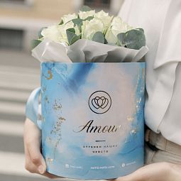 Букет в голубой шляпной коробке Amour Mini из 21 белой розы (Кения) Standart с эвкалиптом