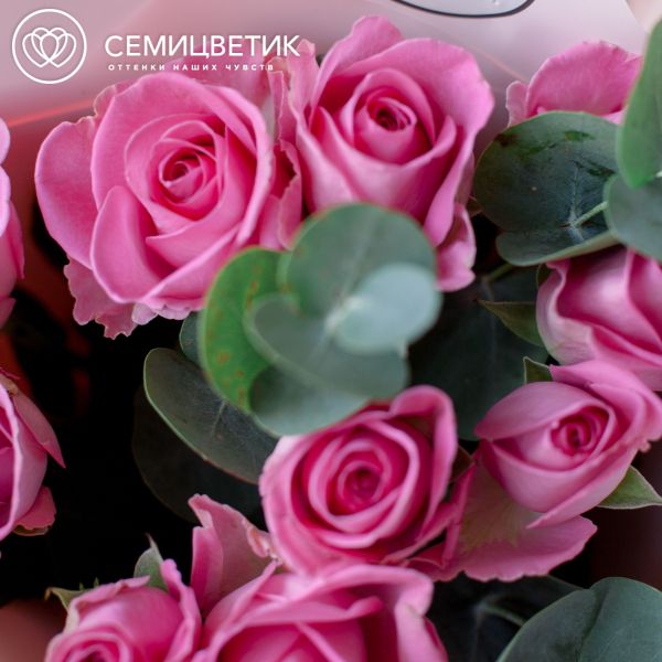 Букет из 9 розовых роз (Кения) 40 см Standart с эвкалиптом