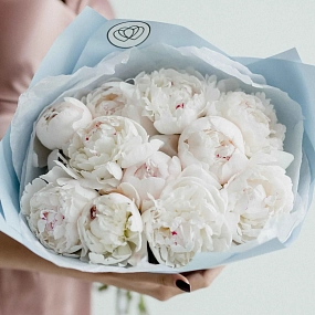 Букет из 11 нежно-розовых пионов Standart Plus в голубой пленке