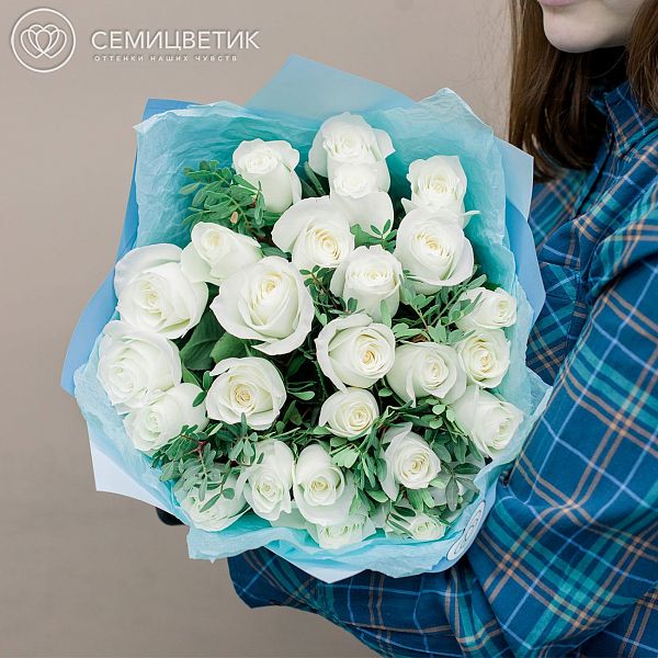 25 белых роз (Кения) Premium 40 см с фисташкой