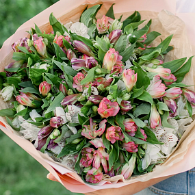 Букет из 23 альстромерий нежный микс в розовой пленке