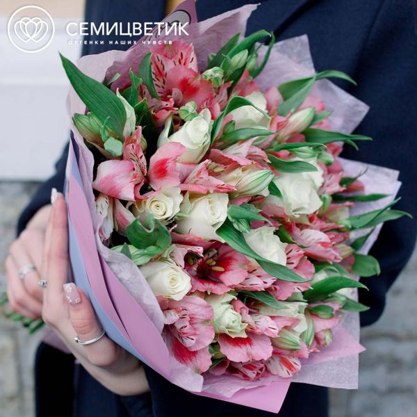 Букет из 15 белых роз 40 см (Кения) и 10 розовых альстромерий