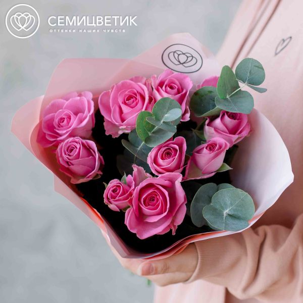 Букет из 9 розовых роз (Кения) 40 см Standart с эвкалиптом