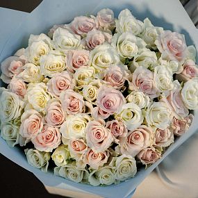 Букет из 51 нежно-розовой и белой розы 30 см (Кения)