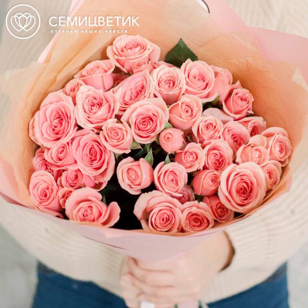 Букет из 11 розовых кустовых роз (Эквадор) 40 см
