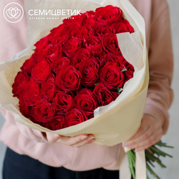 Букет из 41 красной розы 35-40 см (Кения) в кремовой пленке