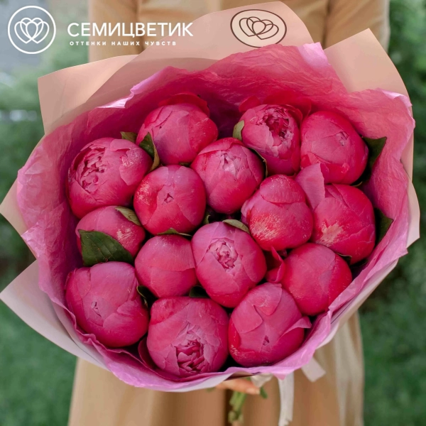 Букет из 15 ярко-розовых пионов Premium в розовой пленке