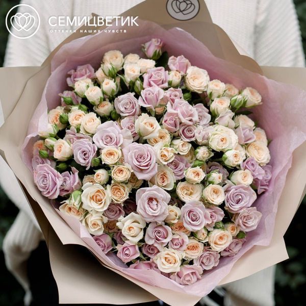Букет из 25 кустовых кремовых и сиреневых роз 40 см (Кения) в кремовой пленке