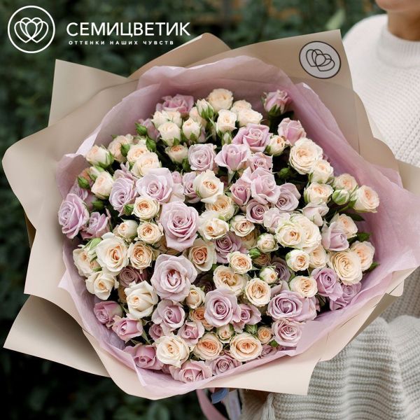 Букет из 25 кустовых кремовых и сиреневых роз 40 см (Кения) в кремовой пленке
