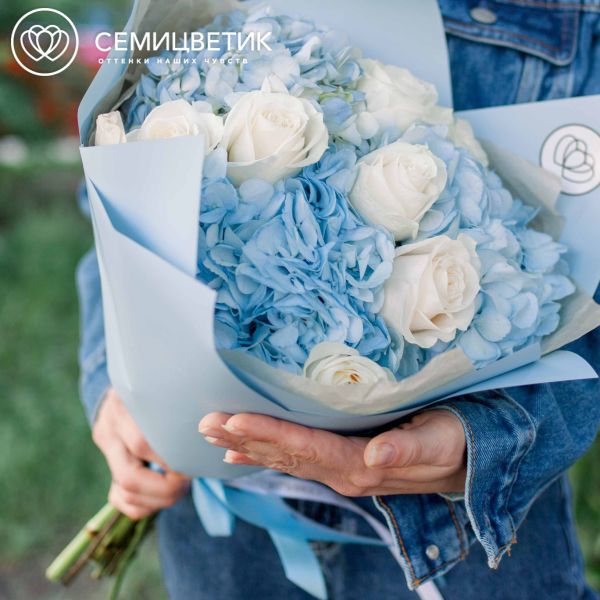 Букет из 3 голубых гортензий и 7 белых роз Vendela 50 см