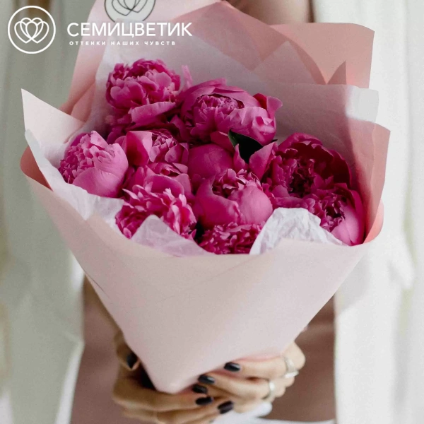 Букет из 11 ярко-розовых пионов Standart Plus в розовой пленке