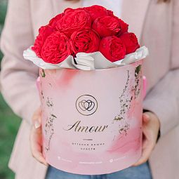 Букет в розовой шляпной коробке Amour Mini из 19 красных одноголовых пионовидных роз Red Piano