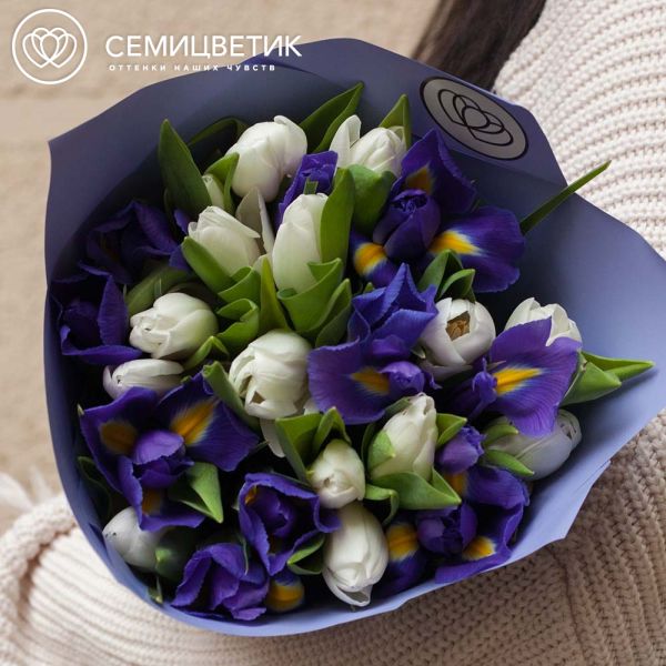 Букет из 10 синих ирисов и 15 белых тюльпанов