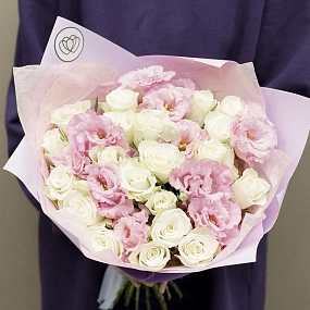 Букет из 20 белых роз 40 см (Кения) и 11 розовых лизиантусов в сиреневой пленке