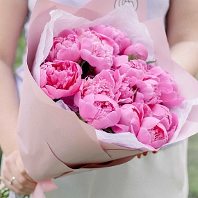 Букет из 15 ярко-розовых пионов Standart в розовой пленке