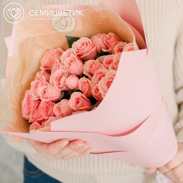 Букет из 11 розовых кустовых роз (Эквадор) 40 см
