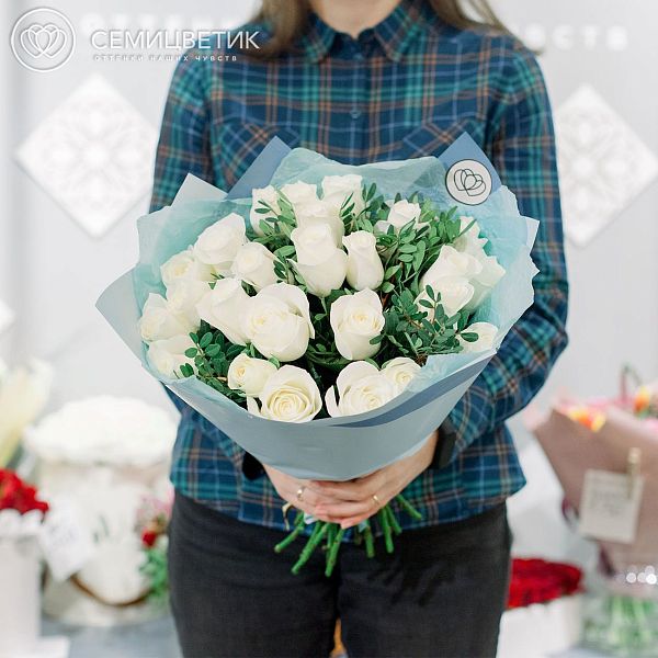25 белых роз (Кения) Premium 40 см с фисташкой