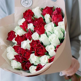 Букет из 41 красной и белой розы 40 см (Кения) в кремовой пленке