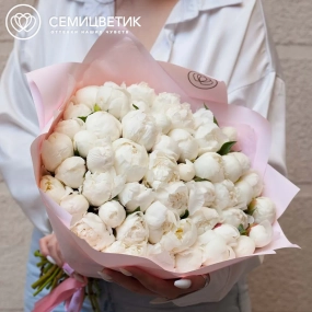 Букет из 51 белого пиона Standart Plus в розовой пленке