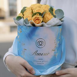 Букет в голубой шляпной коробке Amour Mini из 21 желтой розы (Кения) Standart с эвкалиптом
