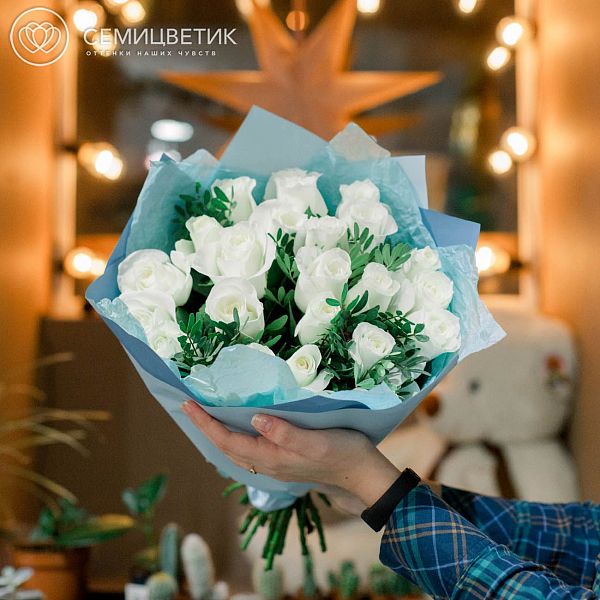 25 белых роз (Кения) Premium 40 см с фисташкой